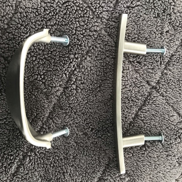 Kitchen cabinet handles and draw pulls - Picture 2 of 2